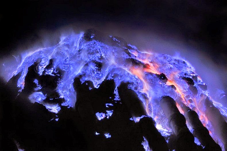 بركان ينفث لهباً أزرق كواه آيجن Kawah-ijen-9%255B8%255D