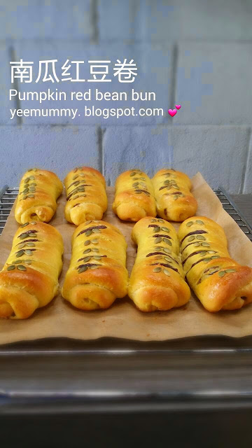 Pumpkin red bean bun 南瓜红豆卷 Pumpkin red bean bun 南瓜红豆卷