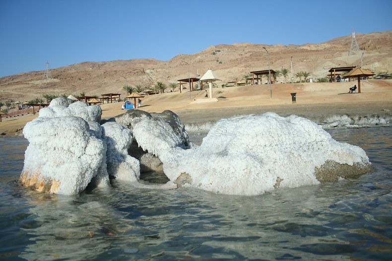 ظهور تشكيلات ملحية غريبة جداً في البحر الميت Dead-sea-salt-crystals-17%25255B2%25255D