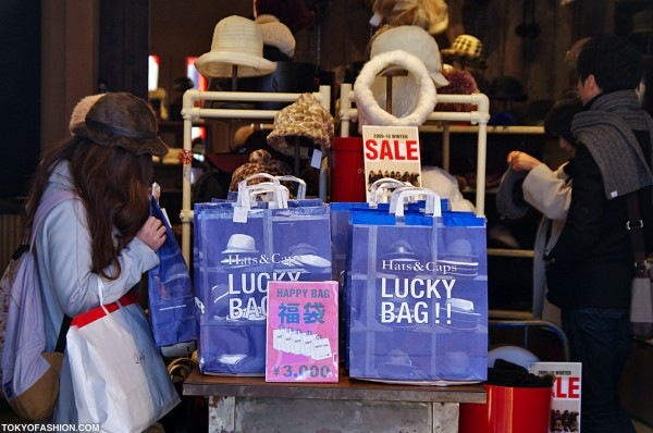 Liquidação Sacolas da Sorte no Japão: Compre sem saber o que está levando. Foto: TokyoFashion