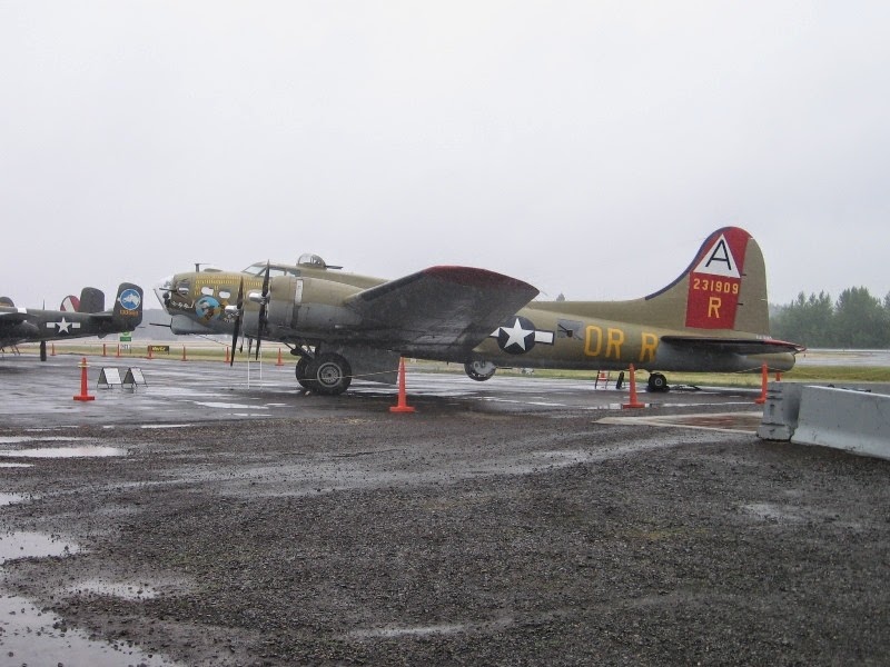 [IMG_6863-B-17-Bomber-in-Aurora-Orego.jpg]