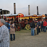 De rij Showman Engines is wel het meest gefotografeerde onderwerp van de Steam Fair. Het is ook zo imposant. Zowel bij dag, als bij avond wat een heel intieme sfeer geeft.
