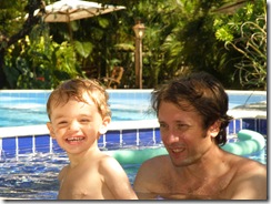 1ano 7 meses na piscina com o papai (7)