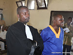 De droite à gauche en avant plan, le prévenu député Oscar Molambo Mamete et son conseil ce 29/04/2011 au tribunal militaire à Kinshasa lors de l'ouverture du procès des présumés membres du groupe insurrectionnel de Dongo dans la province de Équateur (RDC) Ph. John Bompengo/Radio Okapi