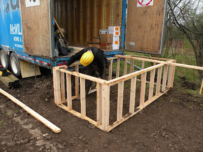 How are we gonna get in this thing? Build a staircase!<br />
MVG©