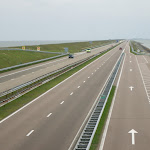 DSC01395.JPG - 10.06.2013.  Afsluitdijk (6 km); widok na wschód - pozostało 26 km (IJselmeer po prawej; Waddenzee po lewej)