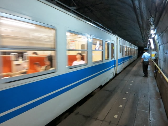 トンネル内部に駅がある！？新潟県糸魚川市の秘境駅「筒石駅」