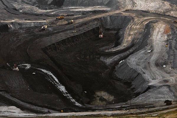Aerial view of a coal mine near Gillette, Wyoming. Proposed export terminals in Washington and Oregon would export millions of tons of coal each year to Japan, South Korea, Taiwan, and elsewhere. Photo: Nati Harnik / AP