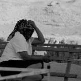 Turfan - Ruines de Jiaohe Femme sur banc