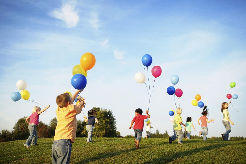 [children_playing_with_balloons%255B4%255D.jpg]