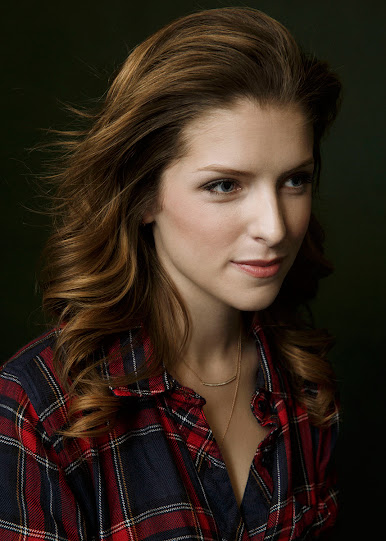 Celeber-ru-Anna-Kendrick-Happy-Christmas