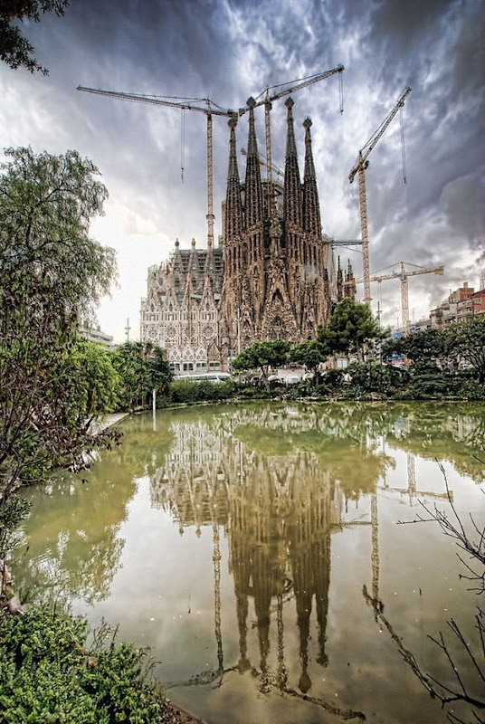 685px-Gaudis_Sagrada_Familia,_reflection by Jesus Solana