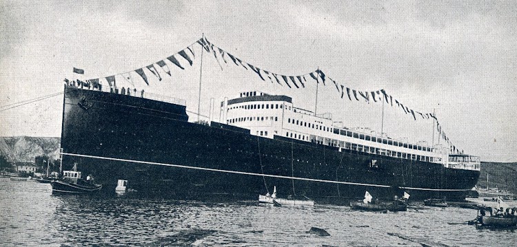 El ALFONSO XIII ya flotando y auxiliado por remolcadores. THE SHIPBUILDER. Abril de 1.921.JPG