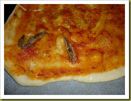 Pizza di pasta madre con alici in salsa piccante e origano (7)