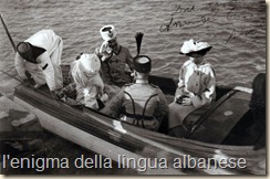 Durazzo. L'arrivo dei Principi di Wied a bordo di una lancia. Di spalle Essad Pascià Toptani. Durazzo. L'arrivo dei Principi di Wied a bordo di una lancia. Di spalle Essad Pascià Toptani.