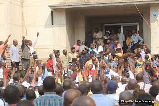 Sit-in des agents de Hewa Bora, ce 18/07/2011 à Kinshasa, devant le ministère des transports et voies de communication. Radio Okapi/ Ph. John Bompengo