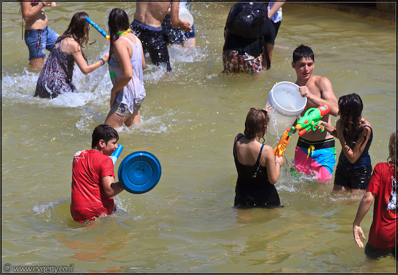 il/Настоящее мочилово в центре Тель Авива (20110701 ta water war 002 6695)