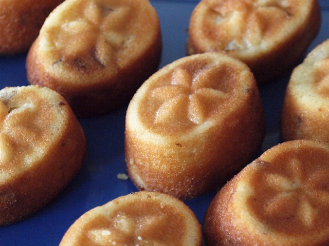 [apple%2520and%2520pecan%2520friands%255B4%255D.jpg]
