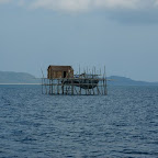Von diesen Fischer-Plattformen gibt es hier viele. Sie sind in der Nacht nicht beleuchtet. Also etwas schwierig zu sehen, wenn mal segelt.