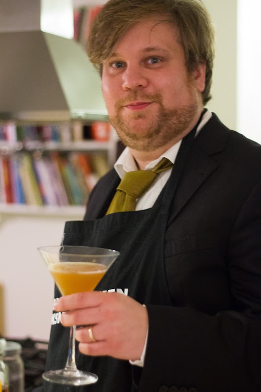 Mikkel Bækgaard med en skøn cocktail nytåraften 2012