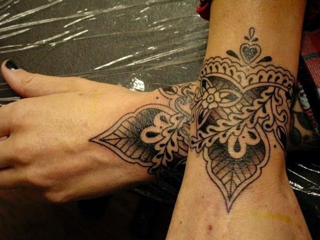 [Krasivye-tatuirovki-na-zapiast%2560e_Beautiful-tattoo-on-the-wrist%2520%252848%2529%255B2%255D.jpg]