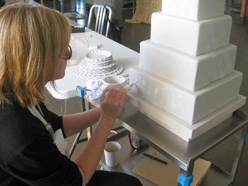 After stamping the cake with the peacock print, Wendy then stenciled over it with royal icing to give it more drama.