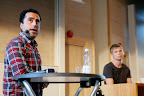 Özz Nujen modererar forskarpanel på ForskarFredag i Trollhättan 2011. Foto: Högskolan Väst.