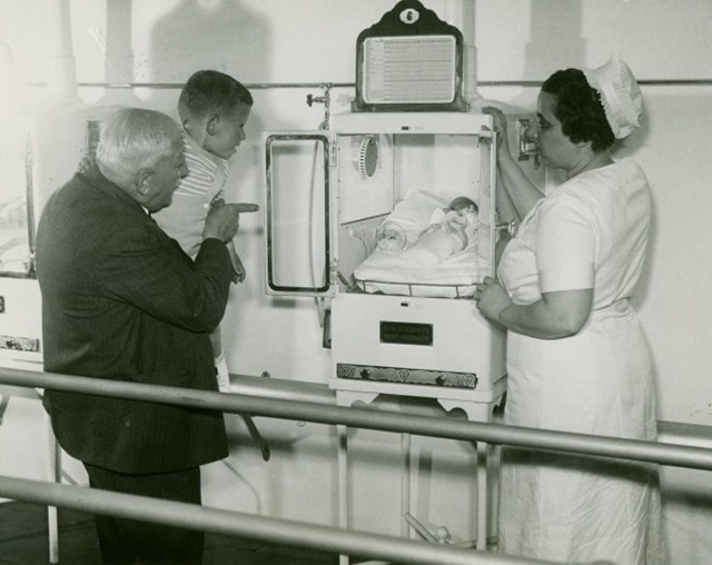 Infant Incubator - Martin and Hildegarde Couney with boy looking at baby in incubator  New York World´s Fair (1939-1940)