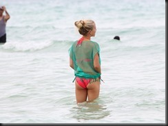 kendra-wilkinson-bikini-beach-cover-0613-2-900x675