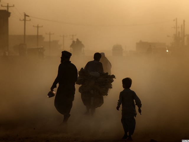 Choking dust rises from an unpaved road in Kabul. Afghanistan’s National Environmental Protection Agency issued an advisory recommending the use of masks or other protective devices during the morning and evening rush hours in Kabul. RFE / RL