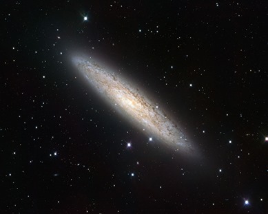 vista de grande angular da galáxia NGC 253