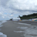 ...zbliżam się do gł&oacute;wnego wejścia w Dziwn&oacute;wku. Widać charakterystyczną wieżyczkę. Prawie na każdej plaży są zainstalowane powietrzne trampoliny do skakania...za free!