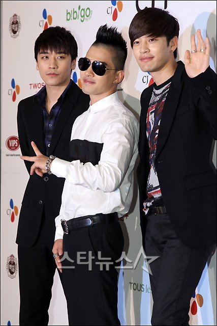 Big Bang - CJ Food World Opening Ceremony - 19jul2011 - 07.jpg