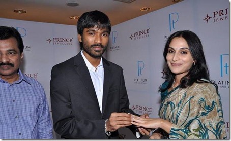 Aishwarya_and_Dhanush_unveil_Prince_Jewellery_s_Platinum9