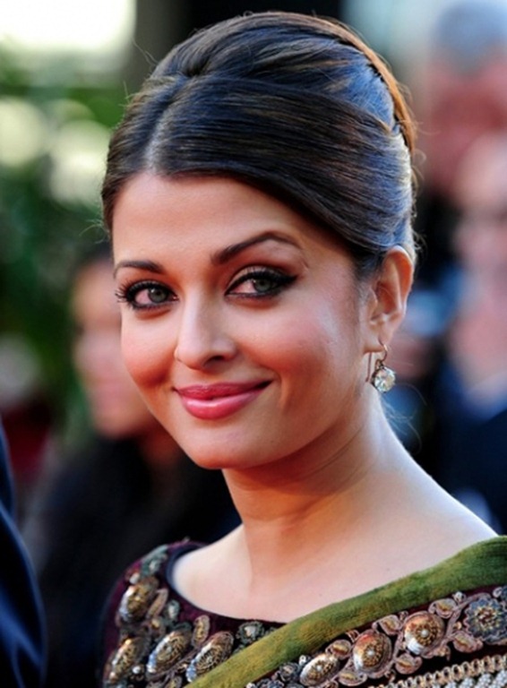 [2010-06-21-09-03-50-1-at-the-age-of-37-aishwarya-rai-still-looks-very%255B7%255D.jpg]