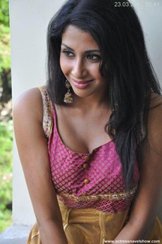 Actress-Gayathri-hot navel show