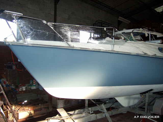 Voilà la deuxième couche de Prekote (mono composant). La surface est bien lisse. Toutefois pour avoir un excellent rendu je vais poncer au grain 400. Le scotch de protection à été déposé afin que son retrait n'écaille pas la sous-couche