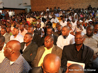 Des opposants congolais le 13/12/2011 dans la salle Fatima à Kinshasa, lors d’une réunion contre des résultats de la présidentielle de 2011 en RDC. Radio Okapi/ Ph. John Bompengo