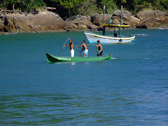 Picture of Regata de canoas. Photo number 3798377757 by Pousada Pé na Areia - Charming, fully decorated sea facing chalets located on Boiçucanga beach, on São Paulo northern shore. Boiçucanga is a beach with calm waters and woundrous sunset, surrounded by the Atlantic Rainforest and by very good restaurants. There also is a complete services infrastructure that includes supermarkets and shopping malls. You can find all that and much more at “Pé na Areia” (aka “Esquina da Mentira”), the perfect place for spending your vacations and weekends, or even having your own house at the sea.