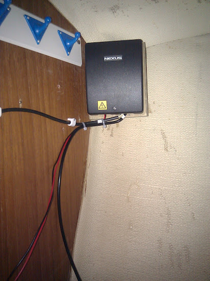 WSI boxen monterad parallellt med skrovet. WSI boxen är systemets hjärta som tar emot data från givare. Just nu är 12V inkopplat från elpanelen, samt kabel från logggivaren och kabel till instrumenten akteröver.