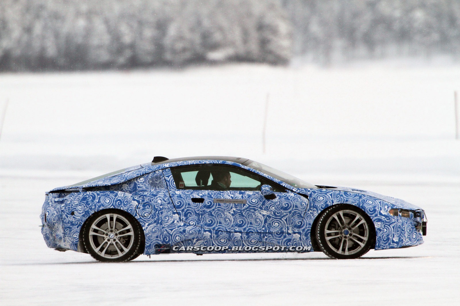 [2014-BMW-i8-143.jpg]