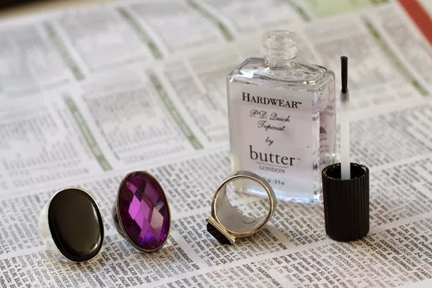 Passe esmalte transparente no interior dos seus anéis. esmalte anel verde mancha