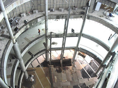 Pemasangan Lift di Main Atrium, pemasangan baja sedang dilaksanakan per 4 Juni 2010