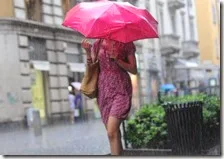 Una donna sotto la pioggia