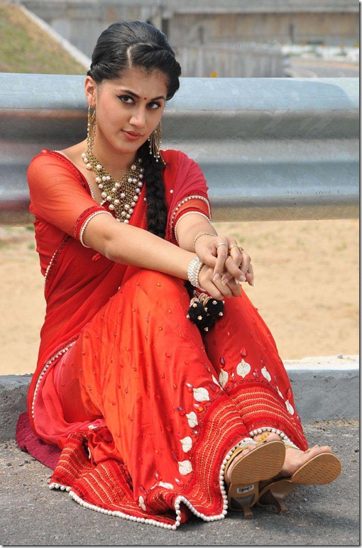 tapsee-latest-hot pic-in-saree
