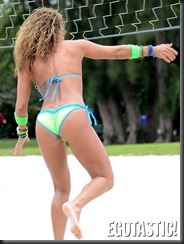 Jennifer-Nicole-Lee-In-Bikini-Playing-Volleyball-In-Miami-02-675x900