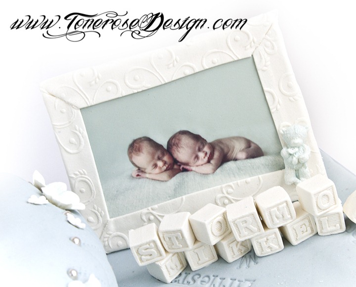 Dåpskake med tvillinger i marsipan sovende på skinnfell - vakre nyfødtbilder spiselig print. Håndlaget marsipanpynt