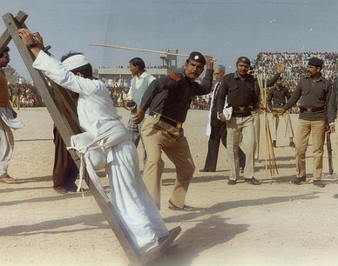 [pakistan-police-public-flogging%255B5%255D.jpg]