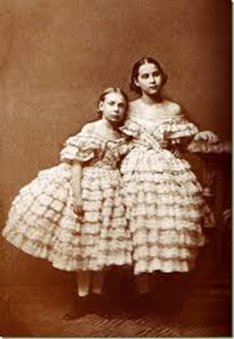 Olga a la derecha y Vera a la izquierda Olga a la derecha y Vera a la izquierda