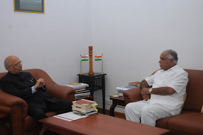 ಘನತೆವೆತ್ತ ರಾಜ್ಯಪಾಲ ಹಂಸರಾಜ್ ಭಾರದ್ವಾಜ್ ಅವರೊಂದಿಗೆ